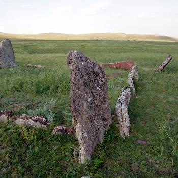 Каменная выгородка (древний могильник) около с. Черное озеро Ширинского р-на. Фото А. Шеймович.