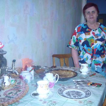 Визит к информанту, чаепитие, Хилма Андреевна Исакова, г. Костомукша, Республика Карелия, февраль 2009 г.